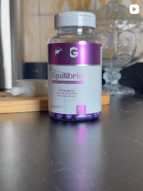 Frasco GMG Equilíbrio sobre superfície escura